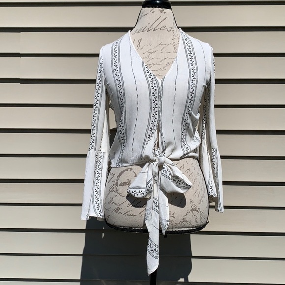 Amercan EAGLE OUTFITTERS Tie Front Top - Picture 2 of 14